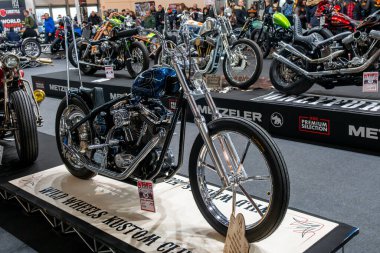 Verona, İtalya: 2025 01 24 MBE Motor Motosiklet Fuarı Özel Motosiklet ve Özel Kaslı Araba Etkinliği Siyah Motosiklet: Eşsiz Tasarım. Yüksek kalite fotoğraf