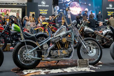 Verona, İtalya: 2025 01 24 MBE Motor Motosiklet Fuarı Özel Motosiklet ve Özel Kaslı Araba Etkinliği Siyah Motosiklet: Eşsiz Tasarım. Yüksek kalite fotoğraf