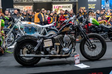 Verona, İtalya: 2025 01 24 MBE Motor Motosiklet Fuarı Özel Motosiklet ve Özel Kaslı Araba Etkinliği Siyah Motosiklet: Eşsiz Tasarım. Yüksek kalite fotoğraf