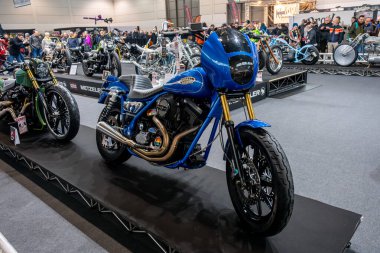 Verona, İtalya: 2025 01 24 MBE Motor Motosiklet Fuarı Özel Motosiklet ve Özel Kaslı Araba Etkinliği Siyah Motosiklet: Eşsiz Tasarım. Yüksek kalite fotoğraf