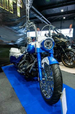 Verona, İtalya: 2025 01 24 MBE Motosiklet Fuarı Özel Motosiklet ve Özel Kas Arabası Etkinliği: Mavi ve Beyaz Özel Harley Bagger. Yüksek kalite fotoğraf
