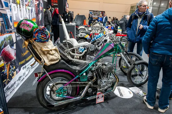 Verona, İtalya: 2025 01 24 MBE Motor Motosiklet Fuarı Özel Motosiklet ve Özel Kaslı Araba Etkinliği Siyah Motosiklet: Eşsiz Tasarım. Yüksek kalite fotoğraf