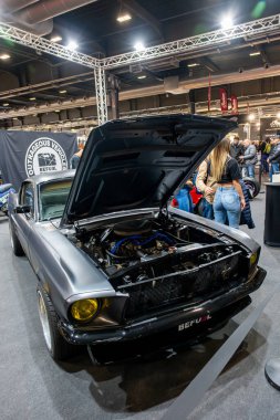 Verona, İtalya: 2025 01 24 MBE Motosiklet Fuarı Özel Motosiklet ve Özel Kaslı Araç Etkinliği Başlığı: Motorlu Gümüş Ford Mustang Yüksek kalite fotoğraf