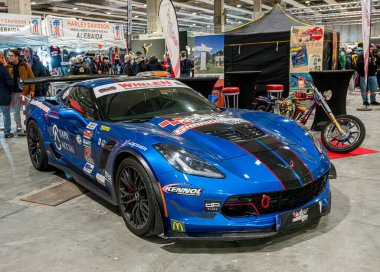 Verona, İtalya: 2025 01 24 MBE Motor Motosiklet Fuarı Özel Motosiklet ve Özel Kaslı Araba Etkinliği Mavi Chevrolet Corvette Z06. Yüksek kalite fotoğraf