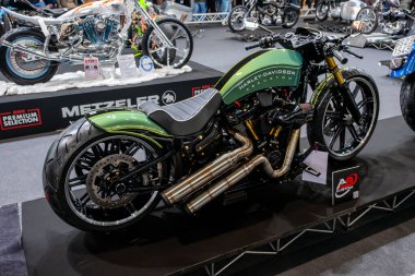 Verona, İtalya: 2025 01 24 MBE Motor Motor Fuarı Özel Motosiklet ve Özel Kas Araba Etkinliği Özel Yeşil ve Siyah Motosiklet Sergisi. Yüksek kalite fotoğraf