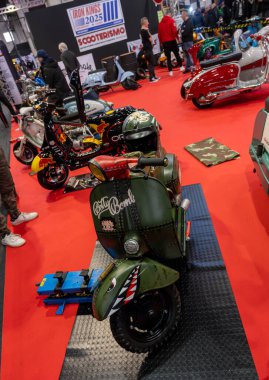Verona, İtalya: 2025 01 24 MBE Motosiklet Fuarı Özel Motosiklet ve Özel Kaslı Araba Etkinliği Özel Boyalı Scooter Vespa Ekranda. Yüksek kalite fotoğraf