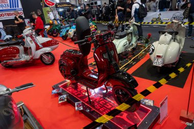 Verona, İtalya: 2025 01 24 MBE Motosiklet Fuarı Özel Motosiklet ve Özel Kaslı Araba Etkinliği Özel Boyalı Scooter Vespa Ekranda. Yüksek kalite fotoğraf