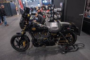 Verona, İtalya: 2025 01 24 MBE Motorsiklet Fuarı Özel Motosiklet ve Özel Kaslı Araba Etkinliği Harley-Davidson Dyna Low Rider S Ekranı. Yüksek kalite fotoğraf