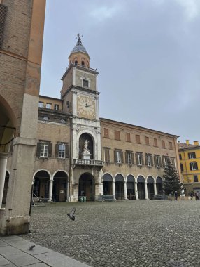 Modena 'daki Palazzo Ducale' nin büyüleyici bir görüntüsü mimari ihtişamı ve tarihsel önemi gözler önüne seriliyor. Görüntü sarayın karmaşık detaylarını ve sanatsal güzelliğini yakalıyor, açık mavi gökyüzünün arka planına kurulmuş..