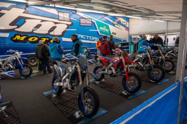 Verona, İtalya: 2025 01 24 MBE Motosiklet Fuarı Özel Motosiklet ve Özel Kaslı Araba Etkinliği TM Yarış Motosikletleri Show 'da sergilenmektedir. Yüksek kalite fotoğraf