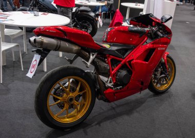 Verona, İtalya: 2025 01 24 MBE Motosiklet Fuarı Özel Motosiklet ve Özel Kas Araba Etkinliği Ducati 1098: Yüksek Performans Superbike. Yüksek kalite fotoğraf