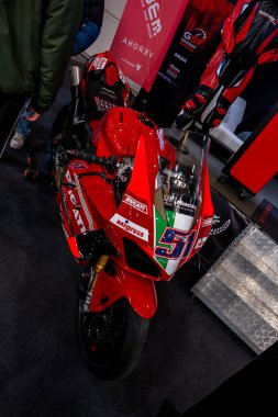 Verona, İtalya: 2025 01 24 MBE Motosiklet Fuarı Özel Motosiklet ve Özel Kaslı Araba Etkinliği Kırmızı Yarış Motorsikleti: Yüksek kalite fotoğraf