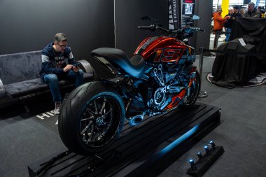 Verona, İtalya: 2025 01 24 MBE Motosiklet Fuarı Özel Motosiklet ve Özel Kaslı Araba Etkinliği Ducati Diavel: Güçlü ve Şık bir Motosiklet. Yüksek kalite fotoğraf