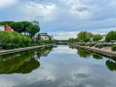Cesenatico 'daki Serene Nehri Şehir Manzarasını Yansıtıyor. Yüksek kalite fotoğraf