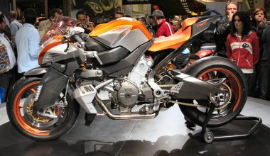 Verona, İtalya: 2025 01 24 MBE Motosiklet Fuarı Özel Motosiklet ve Maymun Askılı Özel Kas Arabası Özel Yapım Bobber Motosikleti. Yüksek kalite fotoğraf