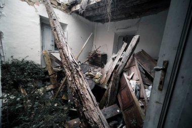 Odanın tam ortasında önemli bir odun yığını var. Bu da çevrede önemli bir odak noktası oluşturuyor.