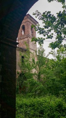 İtalya 'nın kırsal kesimlerinde terk edilmiş ve yıpranmış bir manastır, Reggio Emilia İtalya' da tarih, gizem ve sükunet duygusu taşıyor.