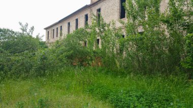 İtalya 'nın kırsal kesimlerinde terk edilmiş ve yıpranmış bir manastır, Reggio Emilia İtalya' da tarih, gizem ve sükunet duygusu taşıyor.