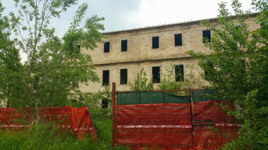 İtalya 'nın kırsal kesimlerinde terk edilmiş ve yıpranmış bir manastır, Reggio Emilia İtalya' da tarih, gizem ve sükunet duygusu taşıyor.