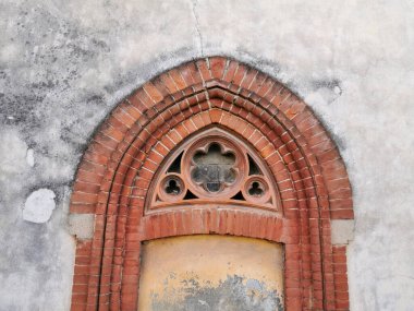 Gotik bir kemer penceresinin çarpıcı yakın çekimi, taş işçiliğinin ve tasarımın karmaşık detaylarını gözler önüne seriyor..