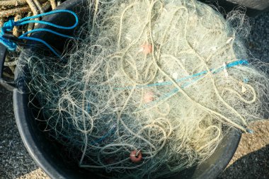 Balıkçı ticaretinin araçlarını gösteren renkli şamandıralarla bir balık ağının yakın plan çekimi..