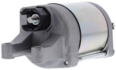 Bakır virajları ve karmaşık tasarımı gösteren bir motorsiklet durağan bobininin yakın plan çekimi..