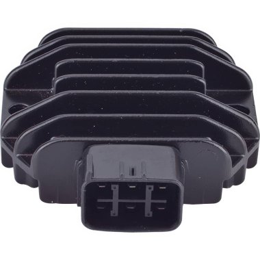  İki konnektörlü siyah bir ECU motor kontrol ünitesi..