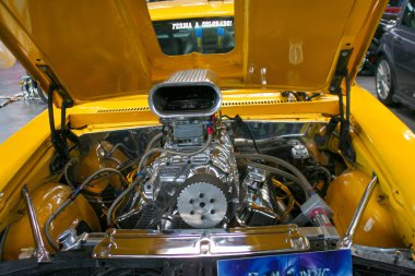 Rimini, İtalya: 2019 03 29 Rimini Akort ücretsiz otomobil kaputu açık sarı bir Chevrolet Nova SS ile buluşuyor, güçlü bir motor ve modifikasyonlar sergiliyor.