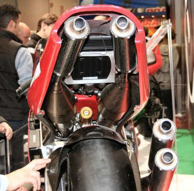 Verona, İtalya: 2025 01 24 MBE Motorsiklet Fuarı Özel Motosiklet ve Özel Kas Otomobili Özel Etkinliği Bir Cagiva GP500 yarış bisikletinin ayrıntılı arka görüntüsü, çoklu egzoz boruları ve aerodinamik tasarımı sergilenmektedir. Yüksek kalite fotoğraf
