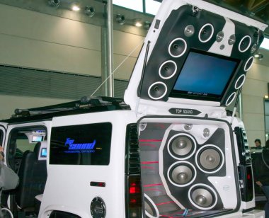 Rimini, İtalya: 2019 03 29 Rimini Akort ücretsiz otomobil karşılama ağır modifiye edilmiş ses ve video sistemi ile beyaz Hummer H2, birden fazla hoparlör ve bir ekran arka. Yüksek kalite fotoğraf