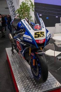 Verona, İtalya: 2025 01 24 MBE Motosiklet Fuarı Özel Motosiklet ve Özel Kas Araba Etkinliği Andrea Locatelli Yamaha R1 Dünya Süpermotosikleti Yüksek kalite fotoğraf