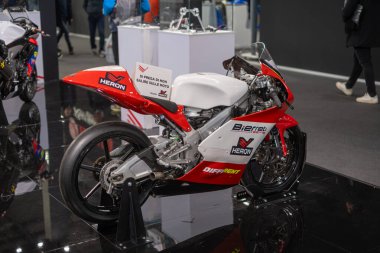 Verona, İtalya: 2025 01 24 MBE Motorsiklet Fuarı Özel Motosiklet Fuarı ve Özel Kas Otomobili Etkinliği A Honda NSF250R yarış motosikleti sergilenmektedir. Yüksek kalite fotoğraf