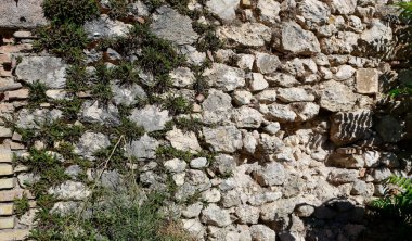 Görüntü, taşların çeşitli şekil ve boyutlarında kaba bir taş yüzeyi yakalıyor ve engebeli ve düzensiz bir doku oluşturuyor. Yüksek kalite fotoğraf