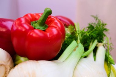 Kırmızı çan biberleri, beyaz rezene ampulleri ve yeşil kereviz sapları sarı plastik bir kasede sergileniyor. Yemek için hazır taze ürünler sergileniyor. Yüksek kalite fotoğraf