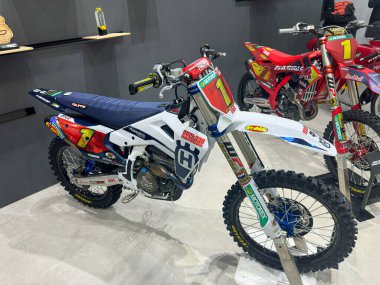 Milan, İtalya: 11 05: 2024 Eicma International bisiklet ve motosiklet yarışları Husqvarna FC 250 motokros motosiklet, takım renkleri, sponsor logoları ve off-road yarışına hazır yüksek performanslı bileşenlerin detaylı bir çekimi. Yüksek kalite fotoğraf