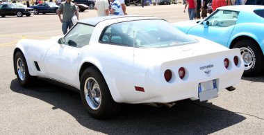 Carpi Modena, İtalya: 2009 07 06 Free Drag Race Etkinliği Bir araba fuarında arka perspektiften siyah kapaklı beyaz bir Corvette gösterilmiştir. Yüksek kalite fotoğraf