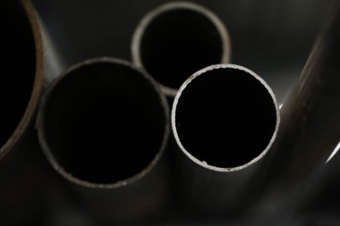 Koyu metal borulardan oluşan yakın çekim, dairesel açıklıklarına ve kenarlarına odaklanıyor. Yüksek kalite fotoğraf
