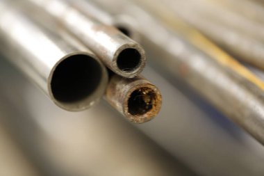 Paslı metal borulardan oluşan yakın çekim, iç ve dış dokularını sığ bir alan derinliğiyle renklendiriyor. Yüksek kalite fotoğraf