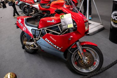 Modea, İtalya: 2025 03 30 Motor Festivali Fuarı Motosikleti İyi korunmuş Ducati 750 F1 motosikleti, İtalyan tasarımı ve spor özellikleriyle sergilenmektedir. Yüksek kalite fotoğraf