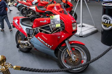 Modea, İtalya: 2025 03 30 Motor Festivali Fuarı Motosikleti İyi korunmuş Ducati 750 F1 motosikleti, İtalyan tasarımı ve spor özellikleriyle sergilenmektedir. Yüksek kalite fotoğraf