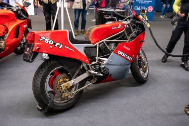 Modea, İtalya: 2025 03 30 Motor Festivali Fuarı Motosikleti İyi korunmuş Ducati 750 F1 motosikleti, İtalyan tasarımı ve spor özellikleriyle sergilenmektedir. Yüksek kalite fotoğraf