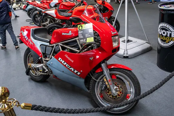 Modea, İtalya: 2025 03 30 Motor Festivali Fuarı Motosikleti İyi korunmuş Ducati 750 F1 motosikleti, İtalyan tasarımı ve spor özellikleriyle sergilenmektedir. Yüksek kalite fotoğraf