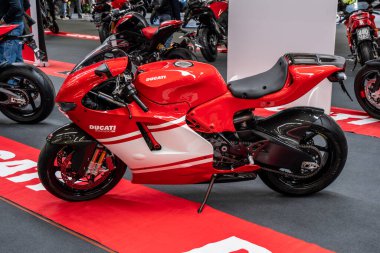Modea, İtalya: 2025 03 30 Motor Festivali Fuarı Motosikleti A çarpan kırmızı Ducati Desmosedici RR superbike, nadir ve yüksek performanslı motosiklet, Yüksek kalite fotoğraf