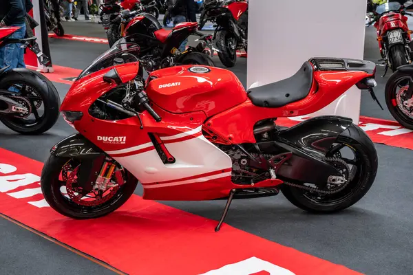 Modea, İtalya: 2025 03 30 Motor Festivali Fuarı Motosikleti A çarpan kırmızı Ducati Desmosedici RR superbike, nadir ve yüksek performanslı motosiklet, Yüksek kalite fotoğraf