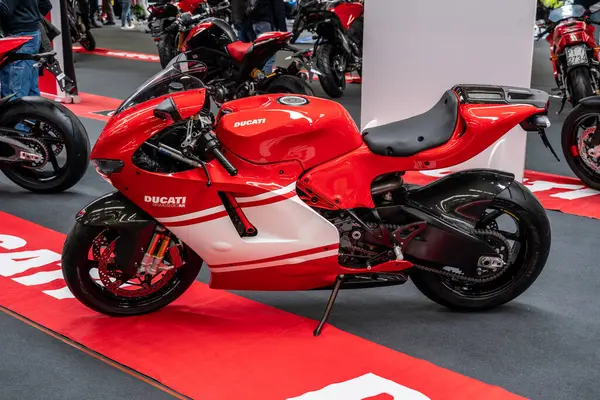 Modea, İtalya: 2025 03 30 Motor Festivali Fuarı Motosikleti A çarpan kırmızı Ducati Desmosedici RR superbike, nadir ve yüksek performanslı motosiklet, Yüksek kalite fotoğraf