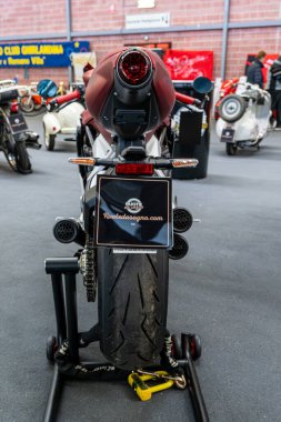 Modea, İtalya: 2025 03 Motor Festivali Fuarı Motorsiklet A çarpan MV Agusta Superveloce Ago motosikleti, İtalyan tasarımı ve yarış soyunu vurgulayarak kapalı alanda sunulmaktadır. Yüksek kalite fotoğraf