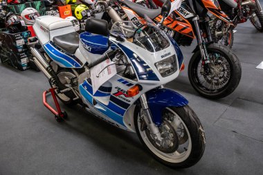 Modea, İtalya: 2025 03 03 Motor Festivali Fuarı Motorsiklet İki Suzuki çift zamanlı motosiklet, bir RG250 Gamma ve bir RGV250 dahil, kapalı alanda sergilenerek yarış mirasını ön plana çıkarıldı. Yüksek kalite fotoğraf