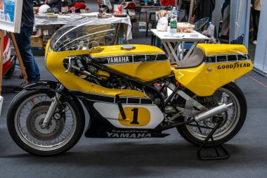 Modea, İtalya: 2025 03 Motor Festivali Fuarı Motorsiklet A vintage Yamaha YZR500 motosiklet, Goodyear lastikleri görünür, kapalı alanda sergilenmektedir ve yarış tarihinde önemli bir dönemi temsil etmektedir. Yüksek kalite fotoğraf