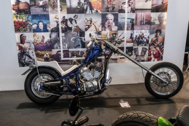 Modea, İtalya: 2025 03 30 Motor Festivali Fuar Motorsikleti. Uzun ön çatalı ve beyaz aksanlı canlı mavi bir helikopter motosikleti. Yüksek kalite fotoğraf