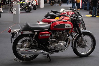 Modea, İtalya: 2025 03 Motor Festivali Fuarı Motorsiklet A kırmızı ve krom renkli BSA Roket 3 motosiklet İtalya 'daki bir klasik motosiklet sergisinde sergilenmektedir. Yüksek kalite fotoğraf